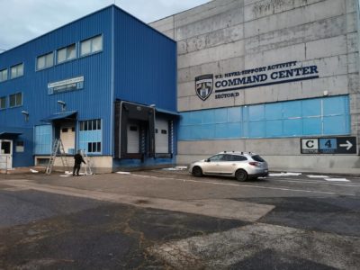 Habbetűk és hatalmas 3D címer az FBI-ban.