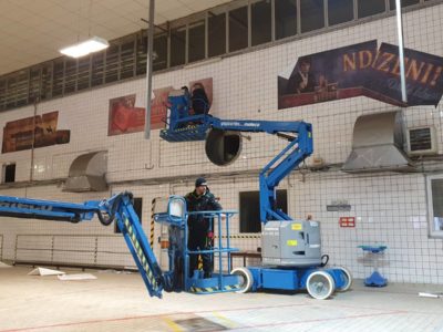 Egy elhagyatott gyárépületre kellett elhagyatott dekorokat feltennünk a Danonban. FBI