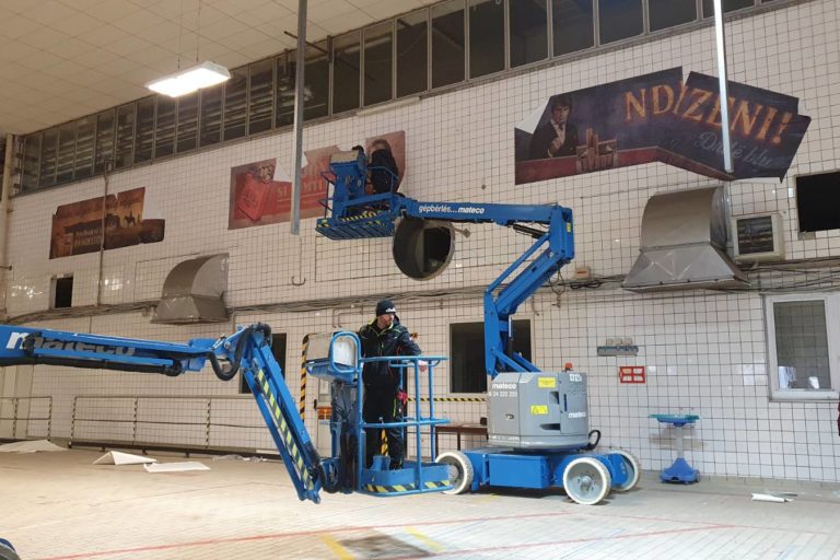 Filmes díszlet dekor Egy elhagyatott gyárépületre kellett elhagyatott dekorokat feltennünk a Danonban. FBI